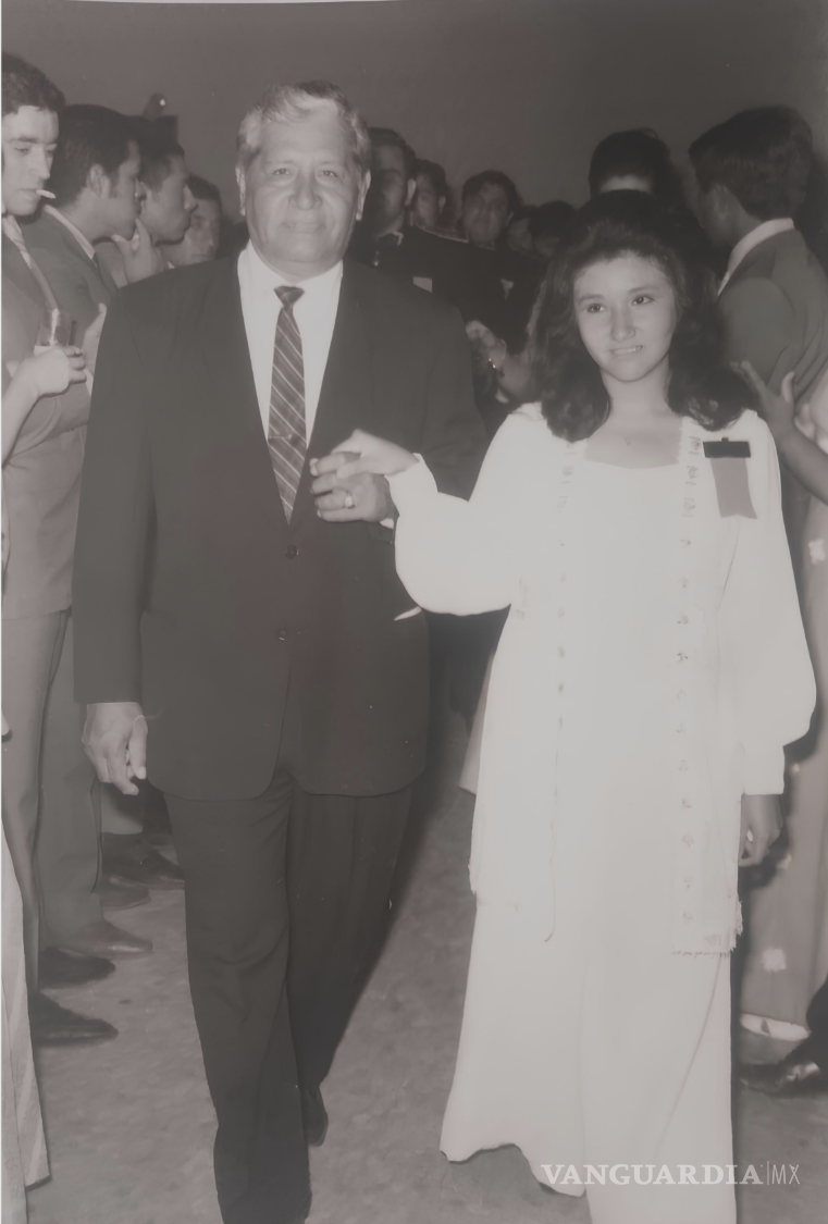 $!En su día de graduación, María Elena posa orgullosa con su padre, Moisés García Barrón, quien también fue estudiante de la misma universidad, creando un lazo generacional en la UAAAN.