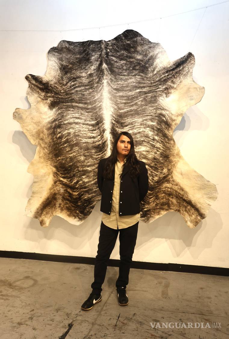 $!El calzado del norte ‘graba’ su huella en la exposición ‘Fábulas’ de Vinicio Fabila en Saltillo