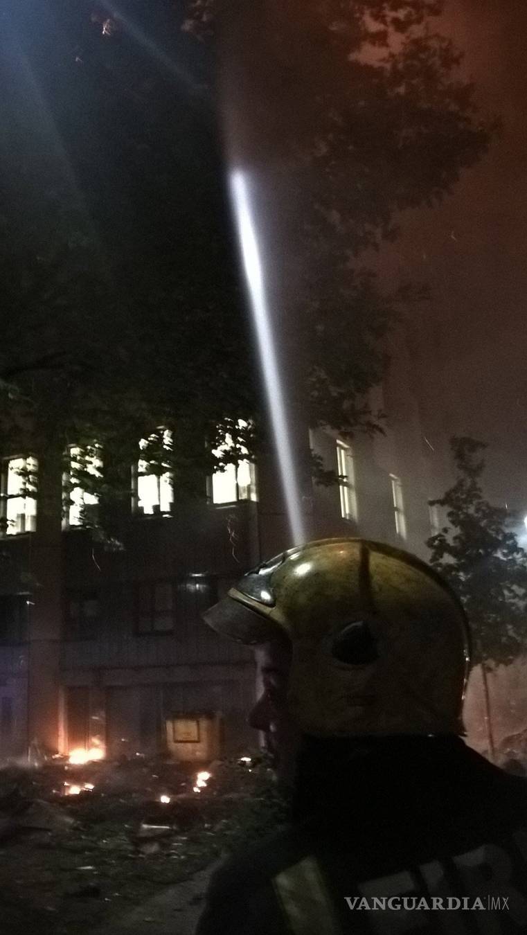 $!Impresionante incendio consume torre de departamentos en Londres