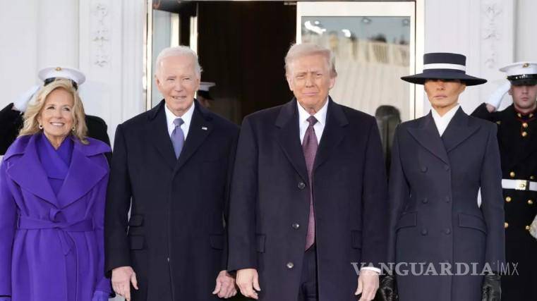 $!El presidente entrante y la primera dama entrante, Donald Trump y Melania Trump, son recibidos por el presidente saliente Joe Biden y la primera dama saliente Jill Biden a su llegada a la Casa Blanca, el lunes 20 de enero de 2025, en Washington.