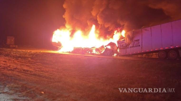 $!Testigos intentaron controlar el accidente con extintores, sin éxito, antes de la llegada de los cuerpos de emergencia.