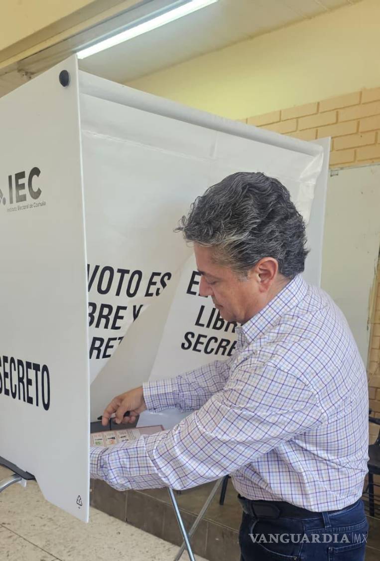 $!El presidente del Poder Judicial de Coahuila, Miguel Mery Ayup, emitió su voto en Torreón y destacó un ambiente de civilidad durante la jornada electoral.