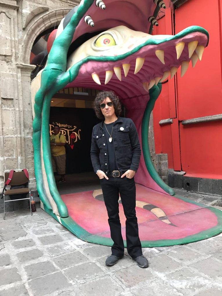 $!Enrique Bunbury conoce 'El mundo de Tim Burton'