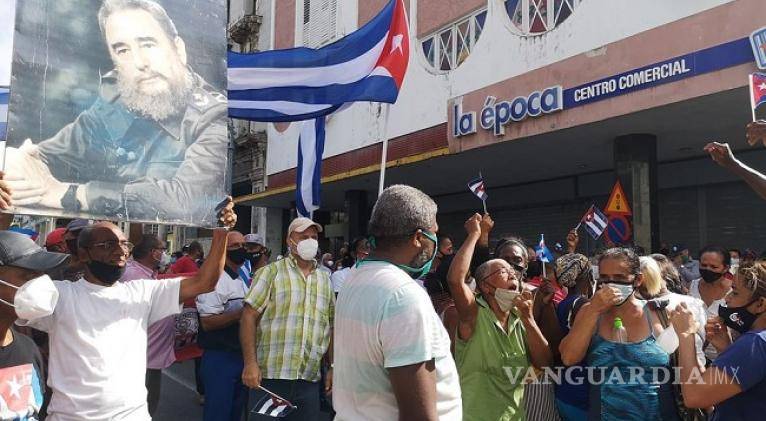 $!Miles protestan en Cuba contra el gobierno; Díaz-Canel ordena represión