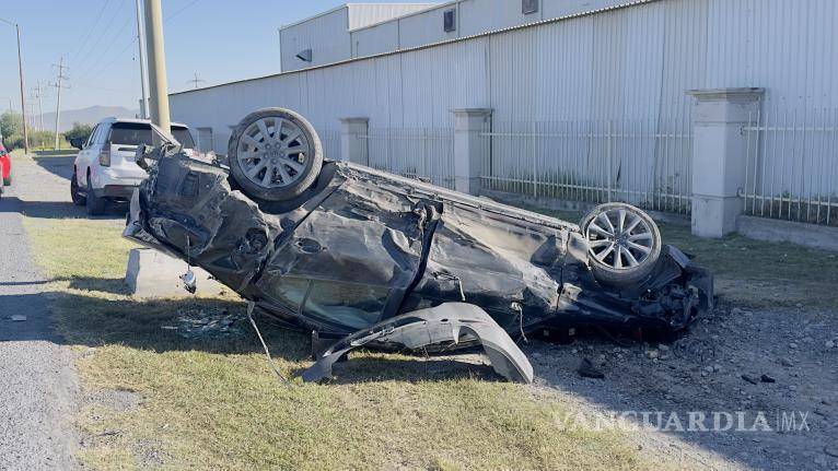 $!El Mazda 3 quedó volcado en el parque industrial Amistad Aeropuerto tras el choque, generando una rápida respuesta de los servicios de emergencia.