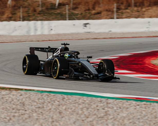 Sergio Pérez al volante del monoplaza de Cadillac durante el test de pretemporada en Barcelona, donde el mexicano registró vueltas cerca del minuto con 20 segundos.