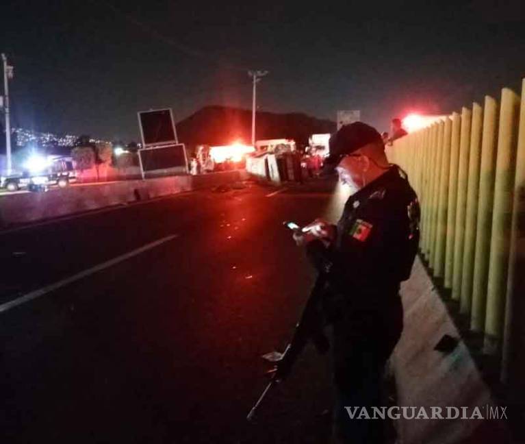 $!Cinco muertos y 15 heridos deja volcadura de combi tras intento de asalto en la México-Puebla