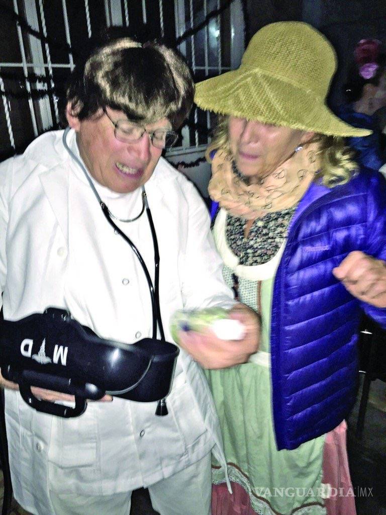 $!Difunden imágenes del Obispo Raúl Vera en fiesta de disfraces