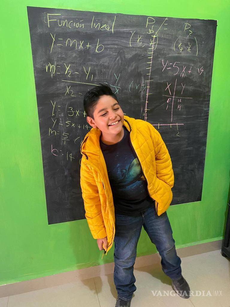 $!A los 8 años Manu subía a un banco para llegar al pizarrón y resolver problemas de universidad.