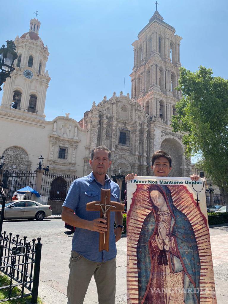 $!Celebran feligreses en Saltillo el Domingo de Ramos con templos cerrados