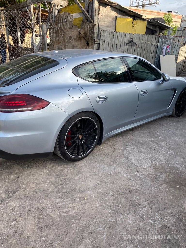 $!Aseguran autos de lujo y armas en Matamoros