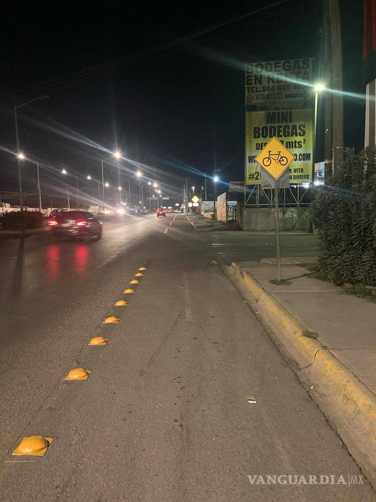 $!Para cerrar el año, fueron colocadas 70 boyas en el tramo de la Ciclovía ubicado en el bulevar Vito Alessio Robles.