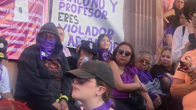$!Oralia Fernández, madre de S.A. acudió a la pasada marcha del 8M para exponer el caso que sufrió su hija.