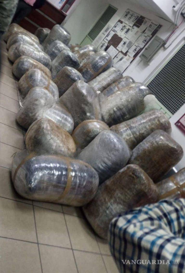 $!Vuelca camioneta con 500 kilos de marihuana en la México-Toluca; el conductor escapó