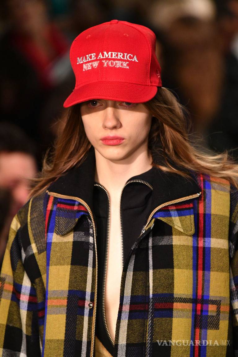 $!Protestas contra Trump llegan a las pasarelas