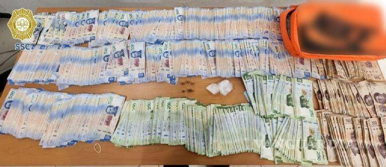 $!Decomisan cerca de un millón de pesos a motociclista en CDMX.