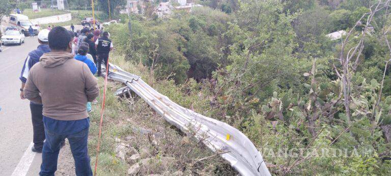 $!Terrible accidente deja 27 muertos; volcó autobús de pasajeros y cayó a barranco, en Oaxaca