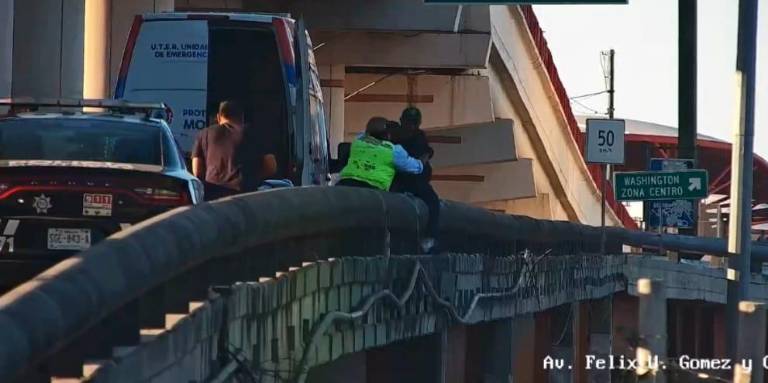 Uniformados de Monterrey lograron disuadir a un hombre que quería lanzarse desde un paso a desnivel hacia el Canal Santa Lucía, en Nuevo León.