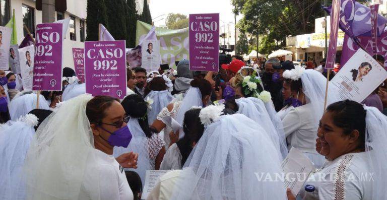 $!Decenas de mujeres capitalinas se vistieron de novias, con la intención de representar una imagen de abandono por parte de la pareja.