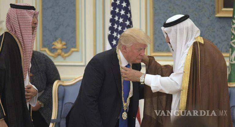 ¿Hizo una reverencia Donald Trump ante el rey de Arabia Saudí?