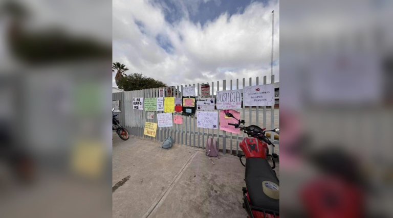 Los mensajes fueron colocados en las rejas exteriores del centro educativo y permanecieron visibles desde el acceso al plantel.