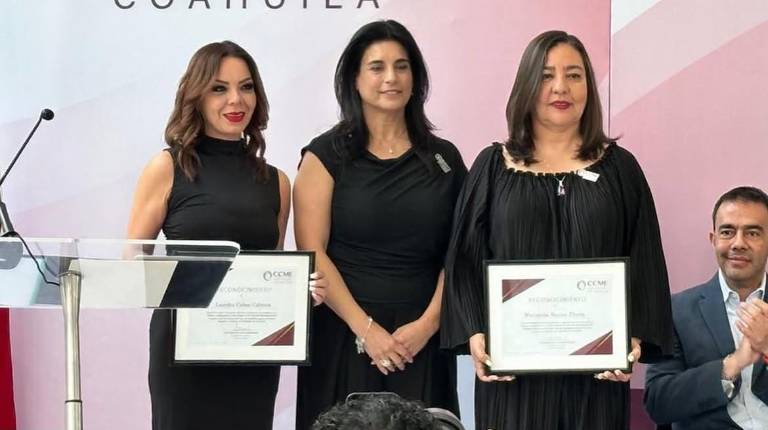 Marianela Santos (derecha), quien impartirá la conferencia “De Ejecutivas a Estrategas de IA: Cómo implementarla con inteligencia”, junto a la presidenta del CCME Coahuila, Ana Cecilia Mata Rodríguez (centro), y la asesora Marianela Santos Flores (izquierda).