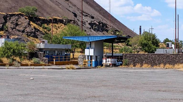 Extrabajadores de AHMSA mantienen vigilancia en los accesos de la acerera ante el ingreso de vehículos externos a las instalaciones.
