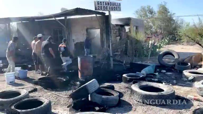 $!Vecinos intentaron controlar el incendio mientras llegan los cuerpos de emergencia a la zona.