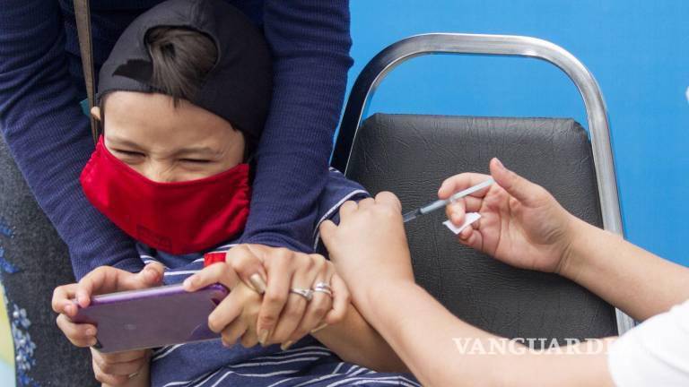 $!Padres desembolsan hasta mil pesos para solicitar vacuna anti-COVID