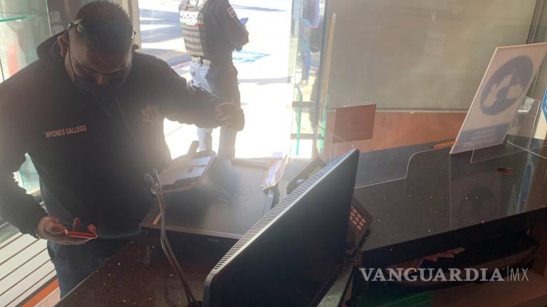 Con una varilla, mujer causa destrozos a instalaciones de Vanguardia, Saltillo (video)