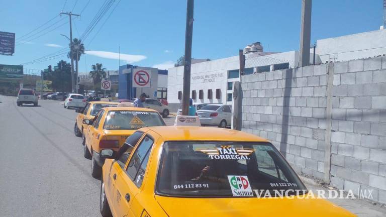 $!Compañeros taxistas auxiliaron al hombre agredido.