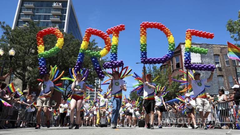 $!Globos con la forma de la palabra “Orgullo” se llevan durante el Desfile del Orgullo Gay en el lado norte de Chicago.