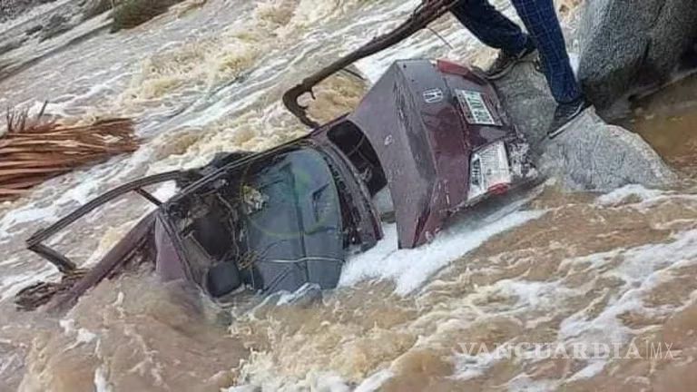$!Su vehículo Honda color guinda fue arrastrado por un arroyo al norte del poblado Cataviña
