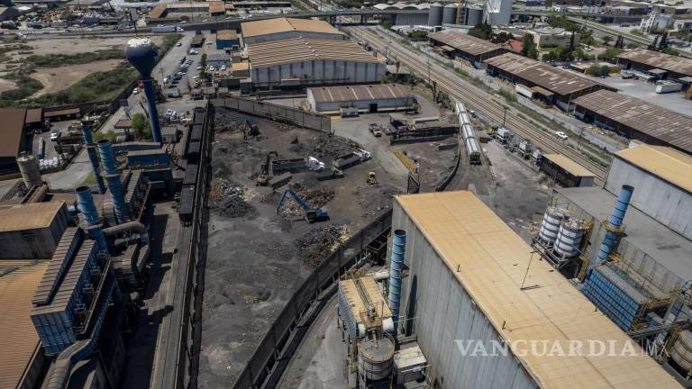 $!Tupy asegura que no es la única fuente de contaminación, pero lo que es cierto es que el polvo negro comenzó a tapizar las azoteas desde que esta empresa pasara a manos de inversionistas brasileños Fotografía: Héctor García / VANGUARDIA