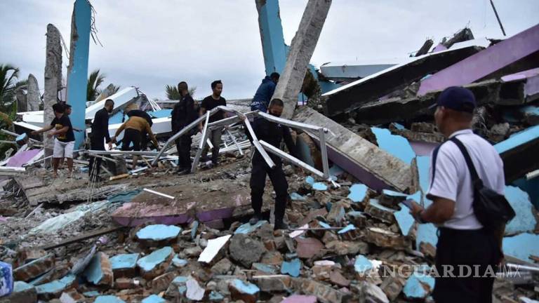 Al menos 3 muertos y 24 heridos tras un fuerte terremoto en Indonesia