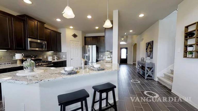 $!La casa se ubica en un tranquilo y privado desarrollo de reciente creación que cuenta con viviendas de estilos similares y amplias áreas verdes e incluso un lago artificial