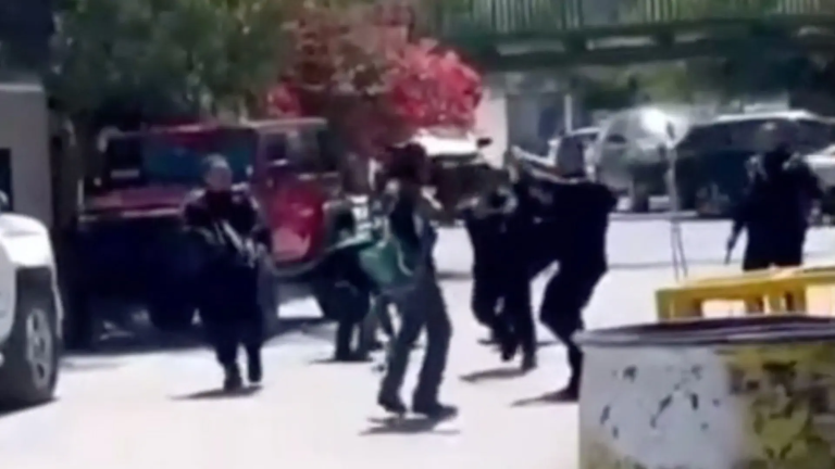 Un hombre que cargaba con un menor de edad, quien presuntamente era su hijo de cinco años, y un machete con el que presuntamente intentó agredir, fue abatido a balazos por la policía de Guadalupe, Nuevo León.