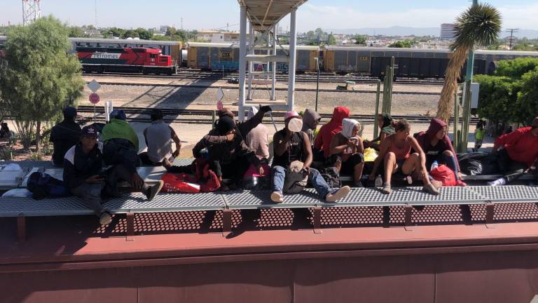 $!Un grupo de migrantes venezolanos salen rumbo a Ciudad Juárez, Chihuahua, después de estar varados unas horas en los patios traseros de Ferromex, en Torreón.