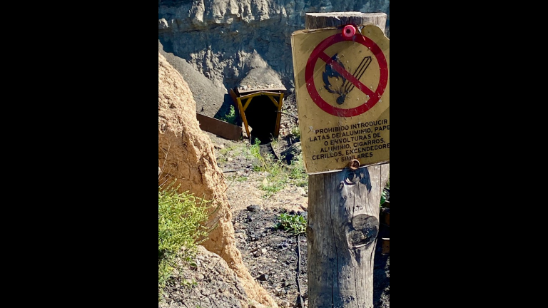 $!En la región Carbonífera se acabaron las grandes minas, ahora lo único que hay son pozos o cuevas donde buscan extraer el último carbón.