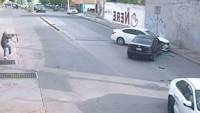 Una cámara de seguridad captó el ataque armado de 38 segundo contra los ocupantes de un automóvil que dejó a dos personas sin vida en calles del municipio de Valle de Santiago, Guanajuato.
