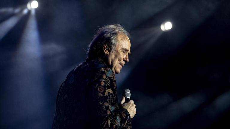 $!El cantautor español tiene más de 50 años de carrera en los que ha cosechado grandes éxitos.