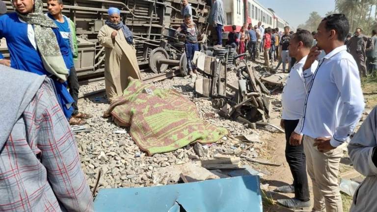 $!Choque de dos trenes deja al menos 32 muertos y 66 heridos en Egipto