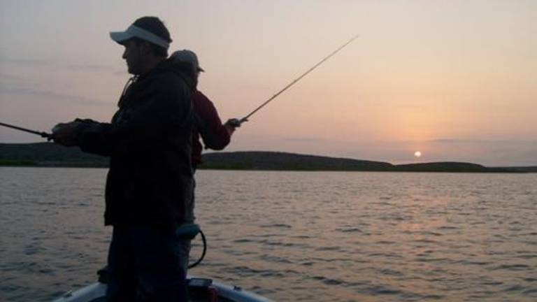 $!El turismo pesquero es una de las afectaciones que ha dejado el bajo nivel de la presa.