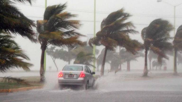 El huracán Simón se fortalece frente al Pacífico mexicano y podría alcanzar la categoría 4. Guerrero, Michoacán, Colima y Jalisco esperan lluvias intensas, oleaje elevado y fuertes rachas de viento.