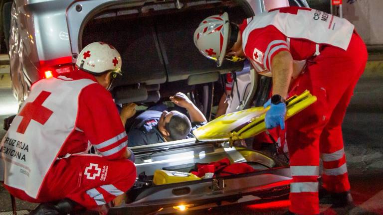 Paramédicos de Cruz Roja brindaron atención a los tripulantes lesionados tras el accidente ocurrido en Miravalle.