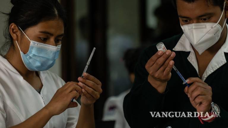 Afluencia moderada en la última jornada de vacunación masiva para mayores de edad en Saltillo