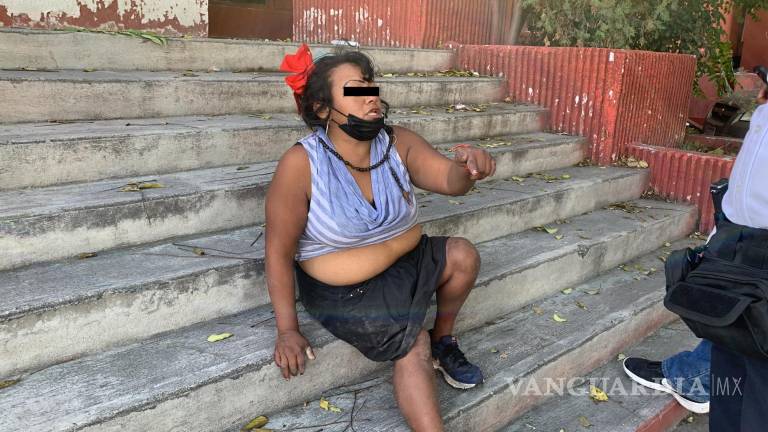 Con una varilla, mujer causa destrozos a instalaciones de Vanguardia, Saltillo (video)