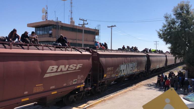 $!La crisis migratoria alcanzó Torreón cuando más de 2 mil migrantes arribaron en una semana a los patios traseros de Ferromex en espera por salidas a la frontera.