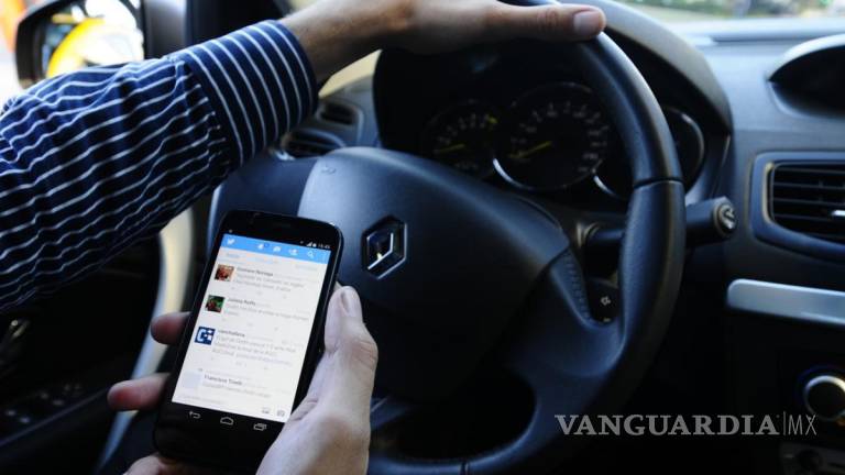 Alarmante... 47 de cada 100 conductores utilizan su celular mientras manejan