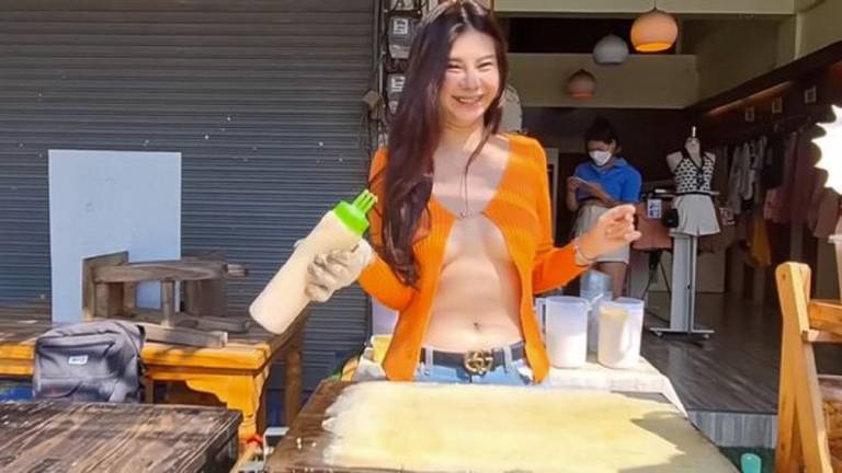 $!Los elementos de seguridad tailandeses aseguran que la joven de 23 años, solo vendía más por su imagen erótica